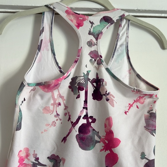 Lululemon sleeves top. - Picture 4 of 9